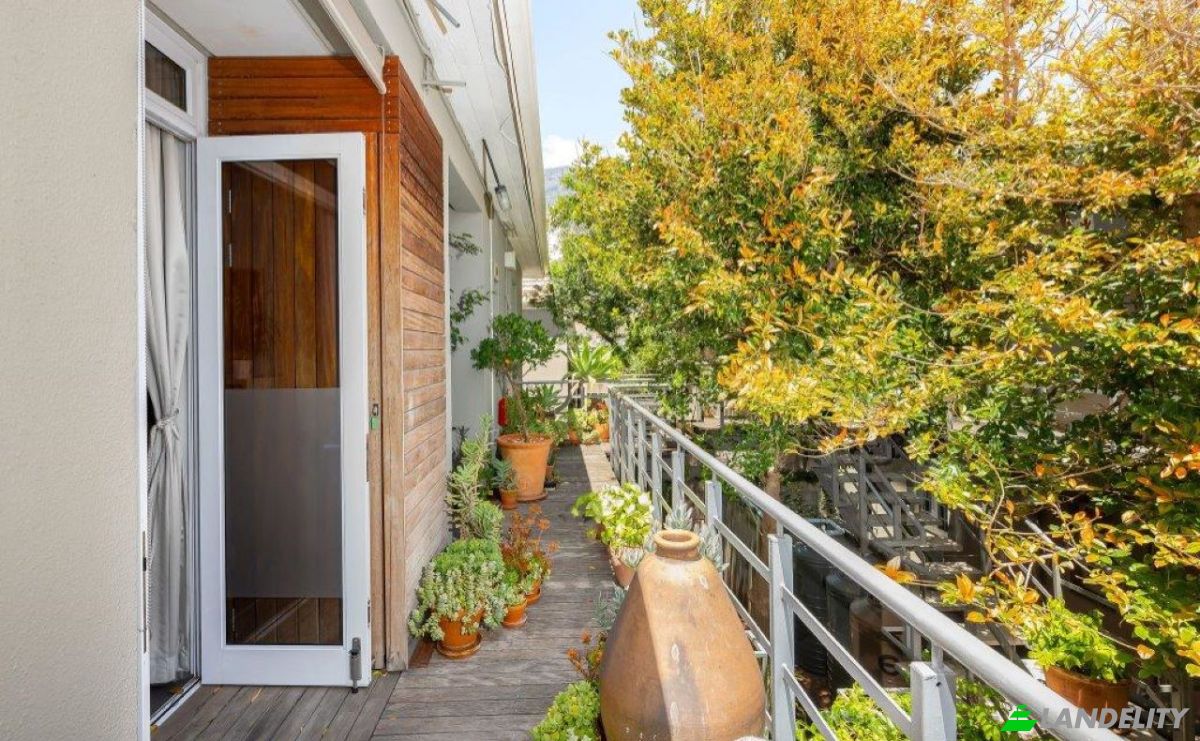 Apartment for Sale Buitenkant St, Vredehoek, Cape Town, City of Cape Town Metropolitan Municipality, Western Cape, South Africa. Photo 2