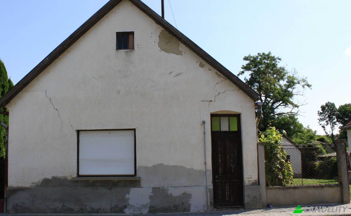 Single Family Home for Sale Lajoskomarom, Enying District, Fejer, Hungary, Rakoczi u. Photo 2