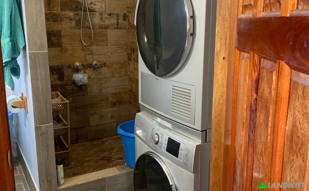 Single Family Home for Sale Sinsonte Road, Caye Caulker, Bottlenose Dolphin Street, Belize. Photo 4