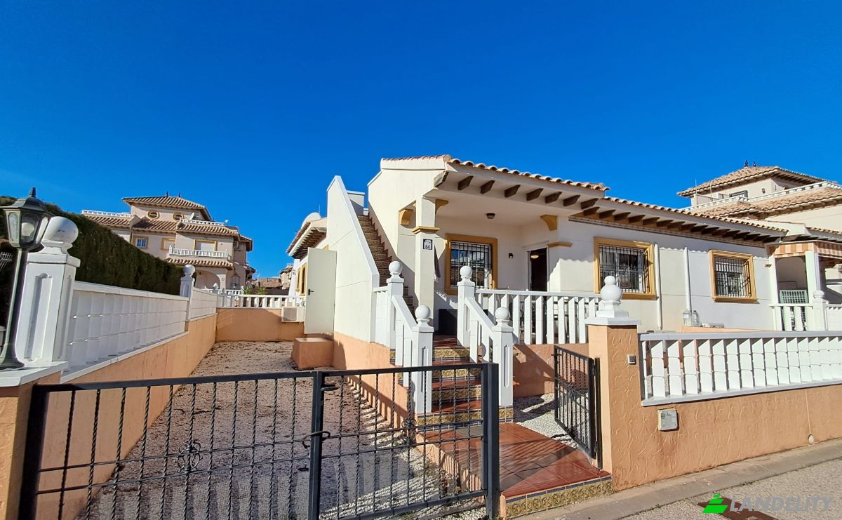 Bungalow en venta Calle Cabo de Gata, Orihuela, Torrevieja, Alicante, Comunidad Valenciana, España. Foto 1