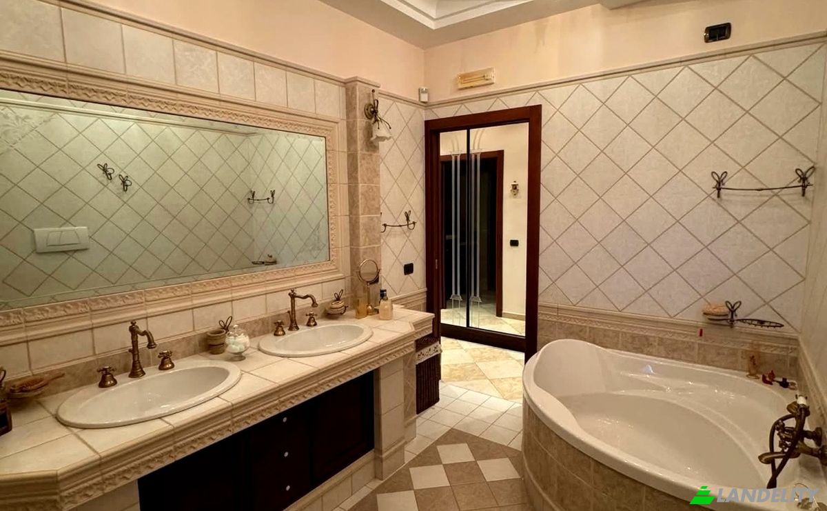 Villa for Sale Via dei Caprifogli, 88900 Crotone KR, Crotone, Province of Crotone, Calabria, Italy. Photo 12