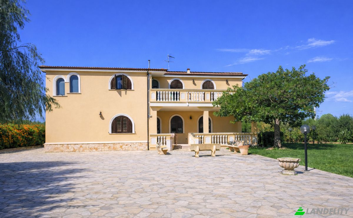 Villa for Sale Via dei Caprifogli, 88900 Crotone KR, Crotone, Province of Crotone, Calabria, Italy. Photo 2