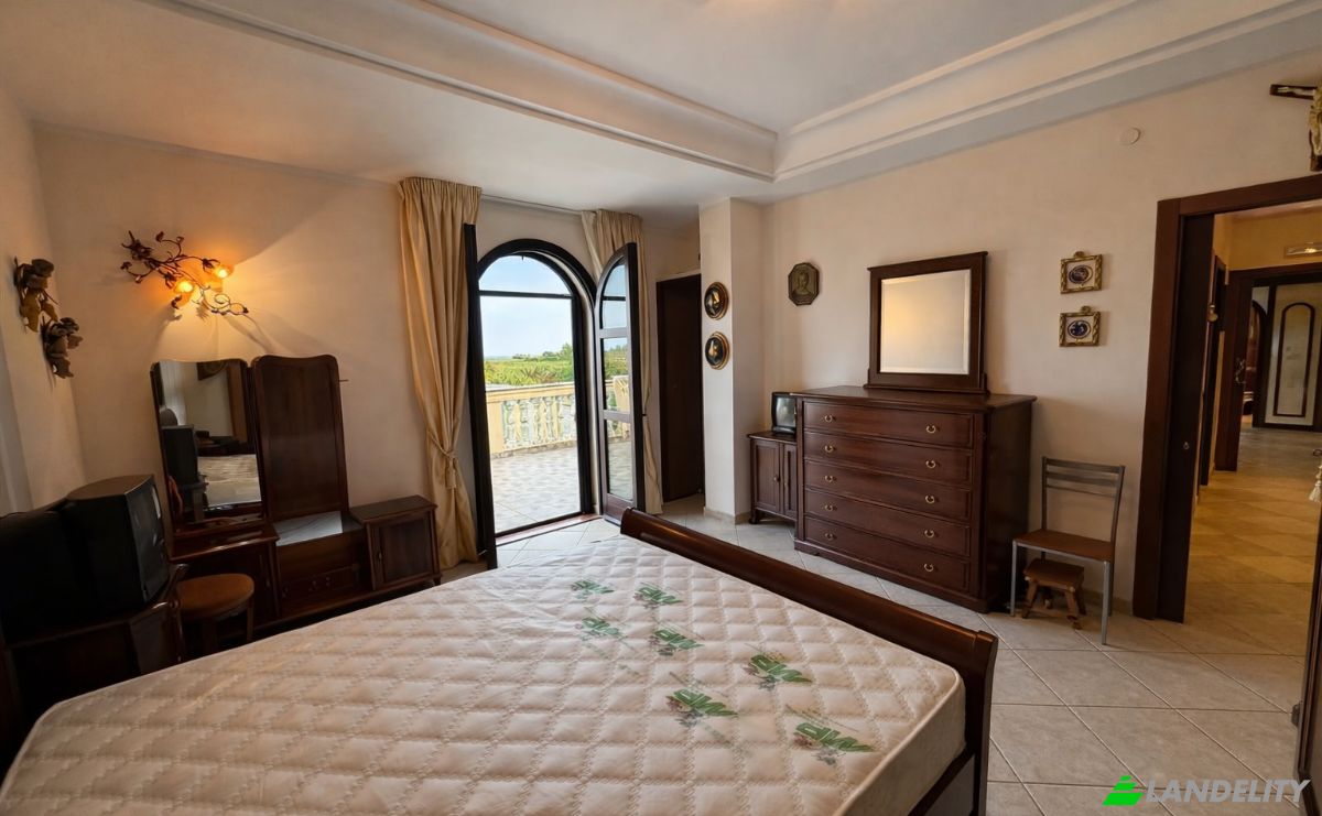 Villa for Sale Via dei Caprifogli, 88900 Crotone KR, Crotone, Province of Crotone, Calabria, Italy. Photo 9