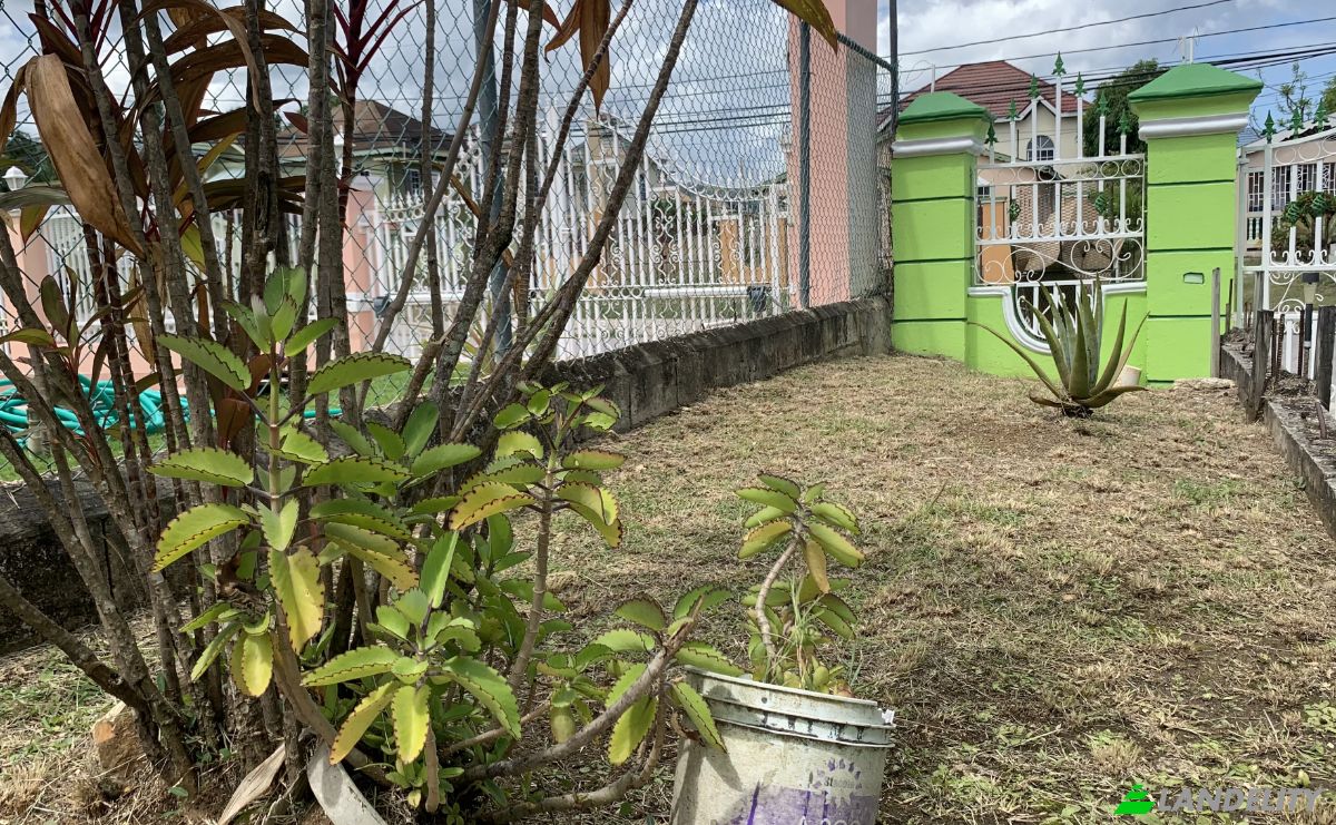 Bungalow for Sale bogue village, 961 Fisher Cres, Montego Bay, St James Parish, Jamaica. Photo 14