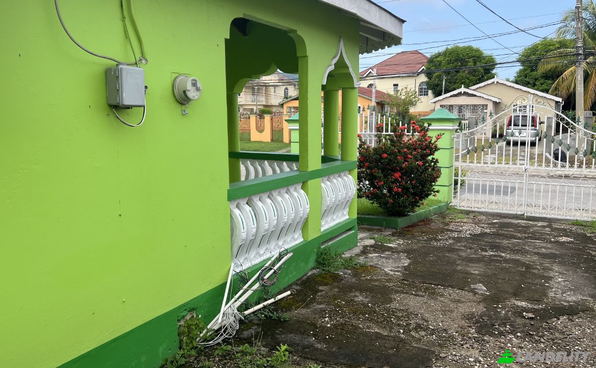 Bungalow for Sale bogue village, 961 Fisher Cres, Montego Bay, St James Parish, Jamaica. Photo 2