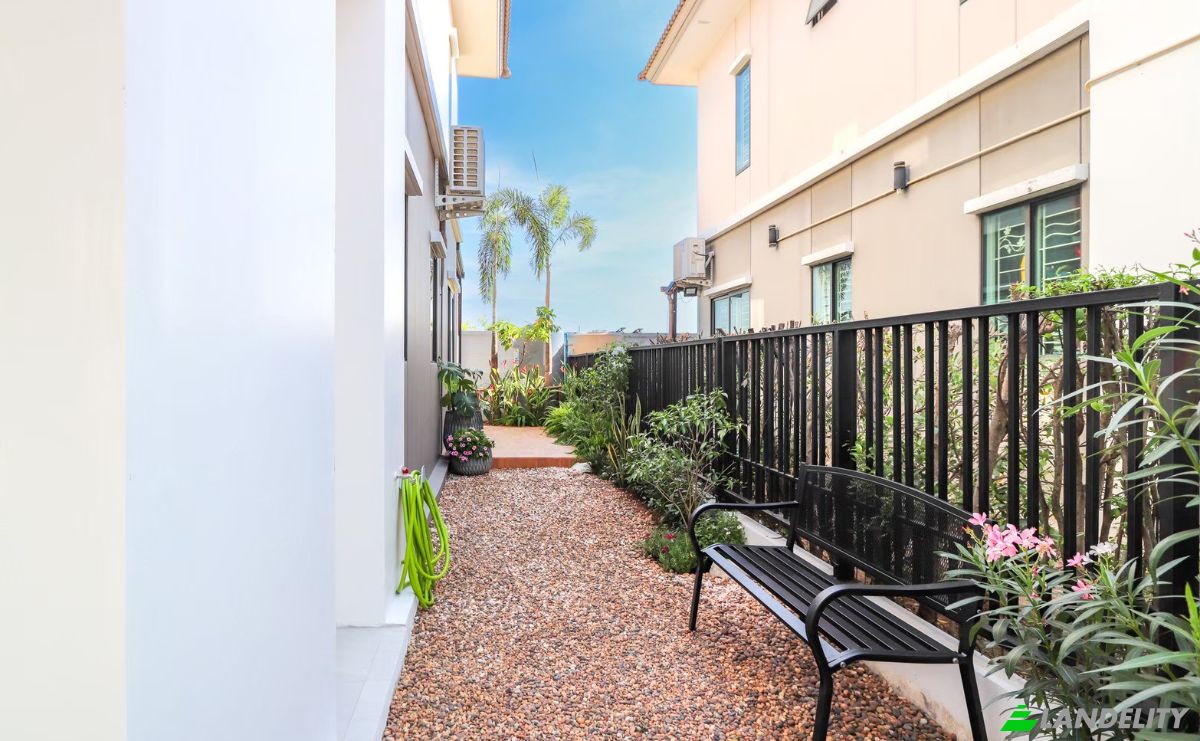 Single Family Home for Sale 385 Bang Lamung 3 Alley, Tambon Bang Lamung, Amphoe Bang Lamung, Chang Wat Chon Buri 20150, Laem Chabang, Bang Lamung District, Chon Buri, Thailand. Photo 3