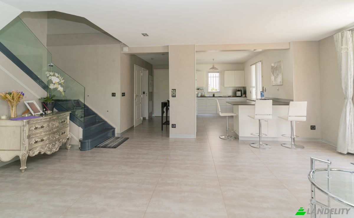 Villa for Sale 20 Rue Annie dArco, 13011 Marseille, Marseille, Bouches-du-Rhone, Provence-Alpes-Cote dAzur, France. Photo 10