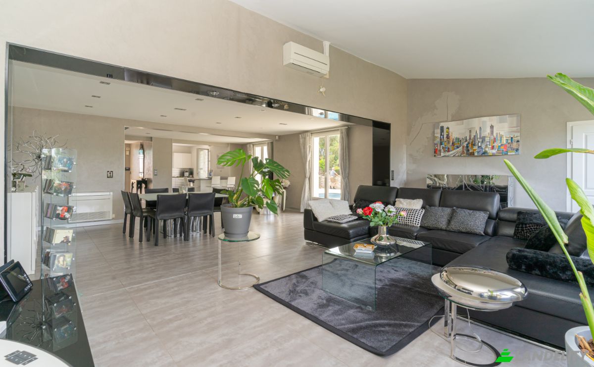 Villa for Sale 20 Rue Annie dArco, 13011 Marseille, Marseille, Bouches-du-Rhone, Provence-Alpes-Cote dAzur, France. Photo 4