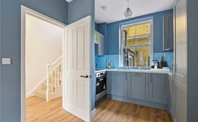 Single Family Home for Sale Latimer Pl, London. Photo#3