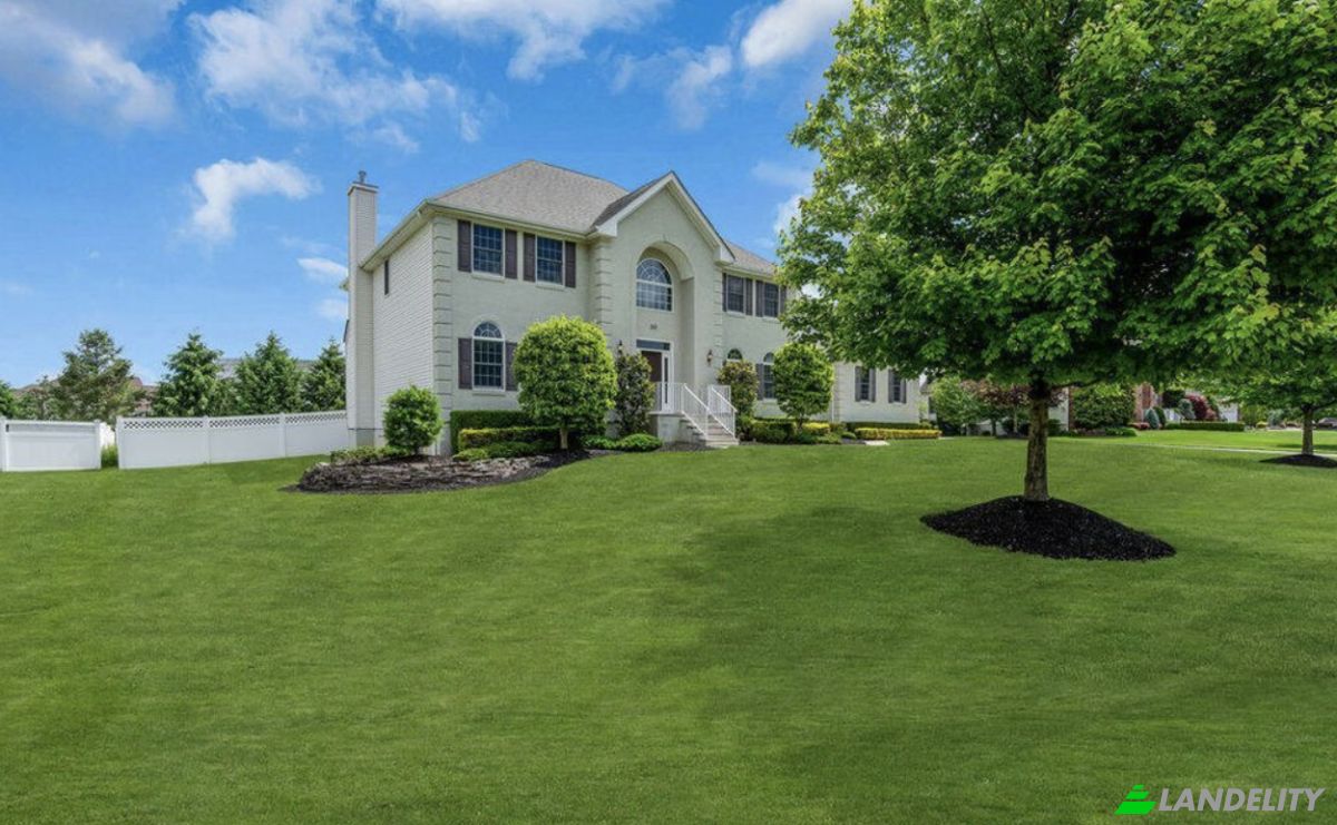 Single Family Home for Sale 2 Hoover St, Freehold, NJ 07728, USA, Freehold Township, Monmouth County, New Jersey, United States. Photo 2