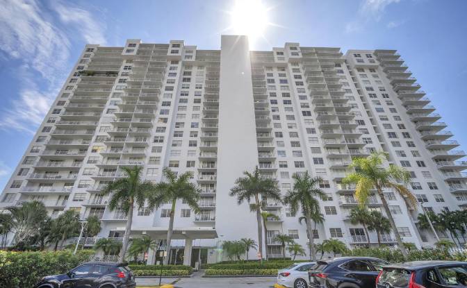 Condo for Sale Admirals Port, Aventura. Photo#2 Condo for Sale Admirals Port, Aventura. Photo#2