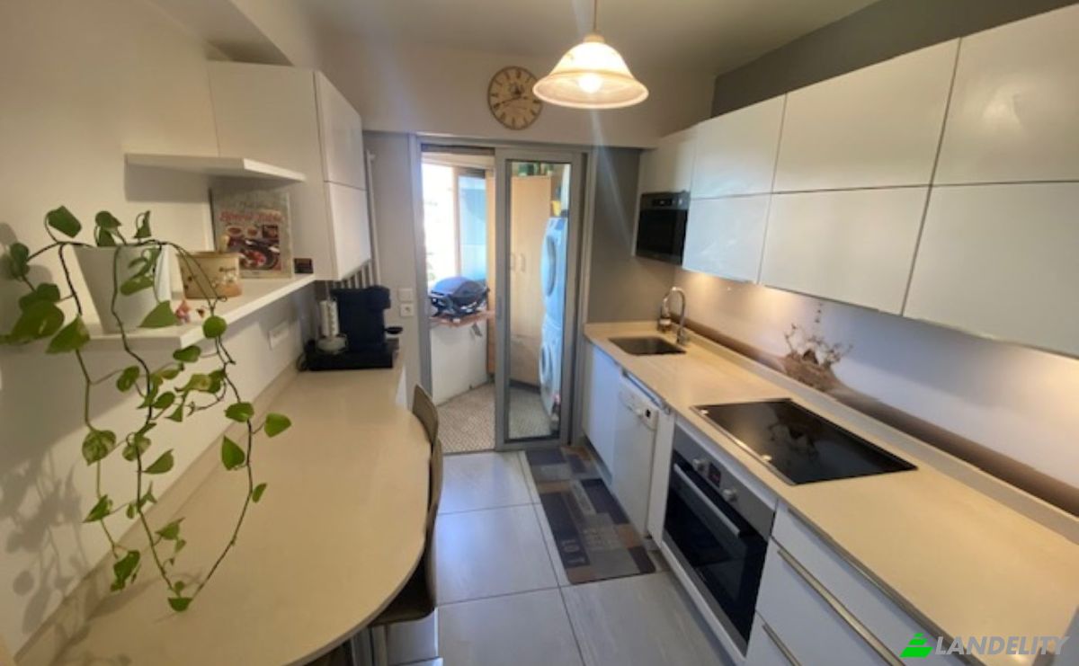 Apartment for Sale 11 Pass Cauvi, 06600 Antibes, Antibes, Alpes-Maritimes, Provence-Alpes-Cote dAzur, France. Photo 2