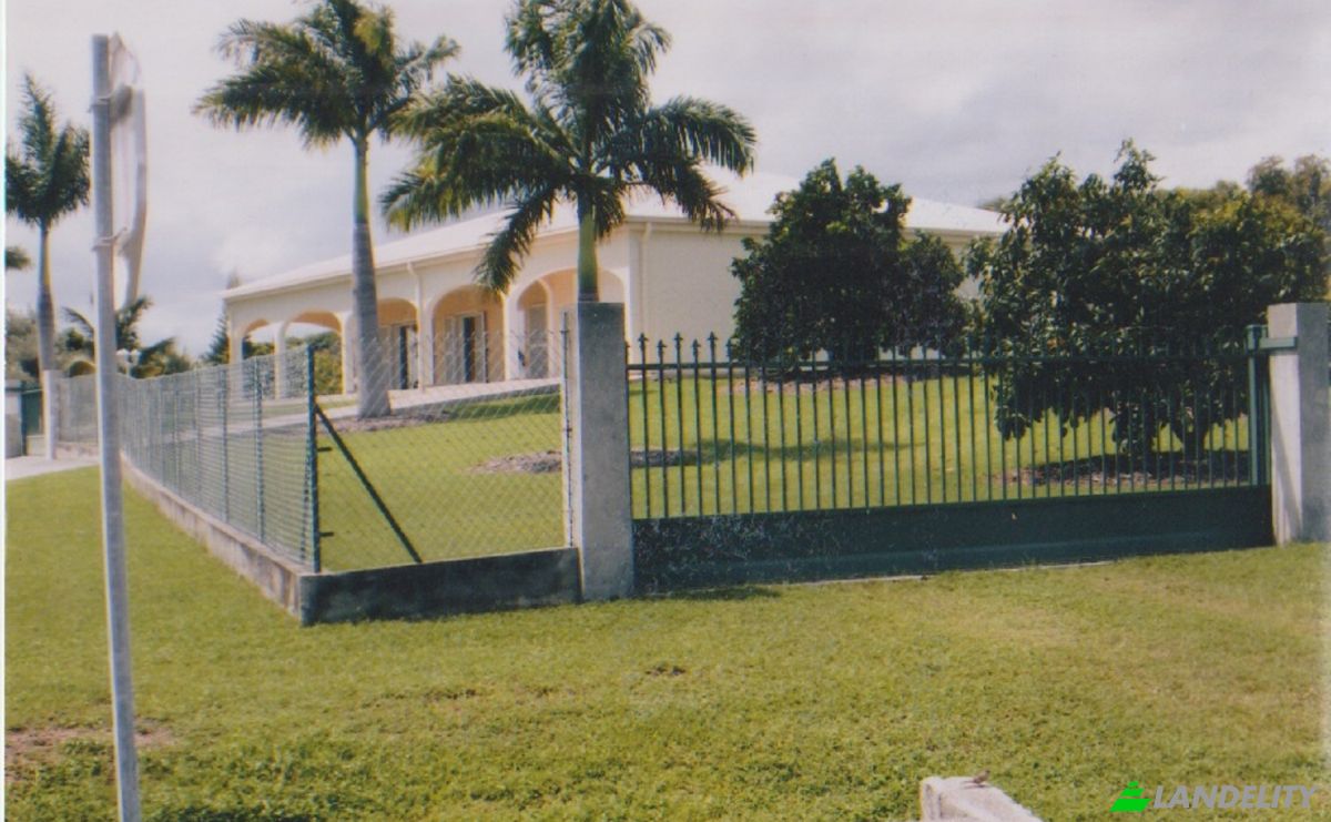 Villa for Sale Rue des Paletuviers, Bouloupari, Boulouparis, New Caledonia. Photo 2