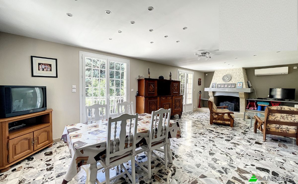 Villa for Sale 430 Allee des Jardins de Craoux, 84310 Morieres-les-Avignon, Morieres-les-Avignon, Vaucluse, Provence-Alpes-Cote dAzur, France. Photo 6