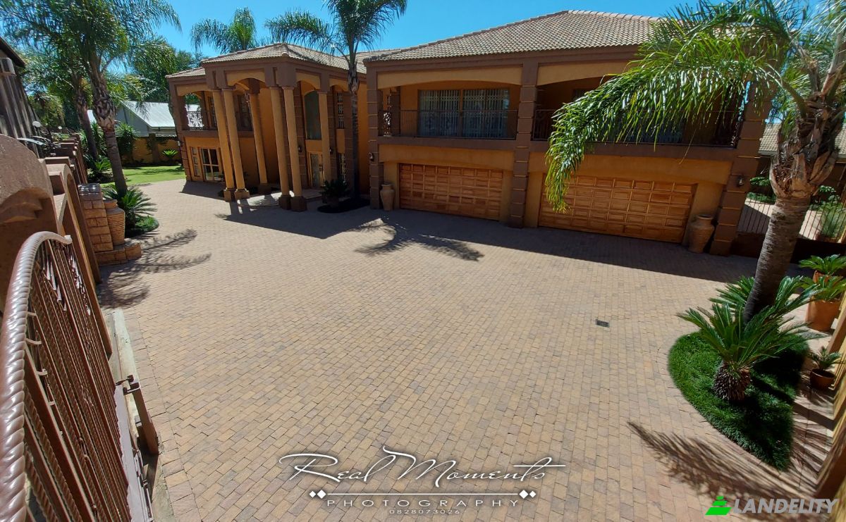 Single Family Home for Sale Chopin St, Vanderbijlpark S W, Vanderbijlpark, Sedibeng District Municipality, Gauteng, South Africa. Photo 2