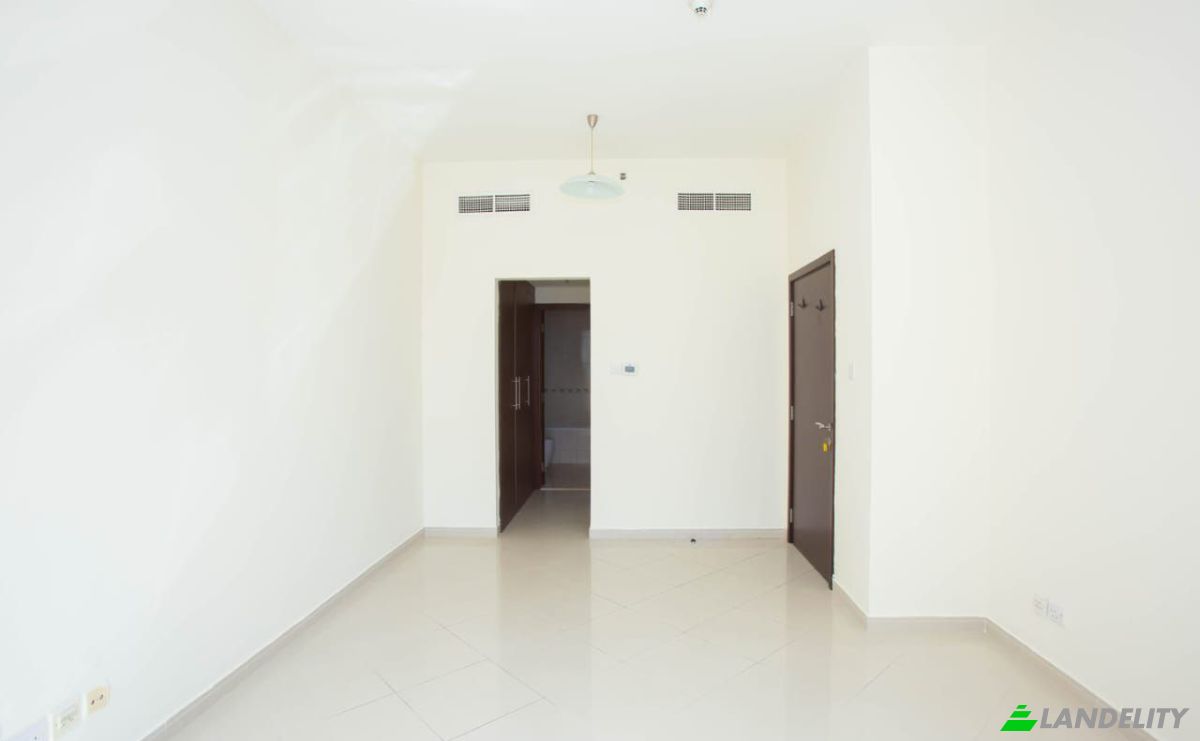 Apartment for Sale Dubai, Jumeirah Lake Towers, United Arab Emirates. Photo 4