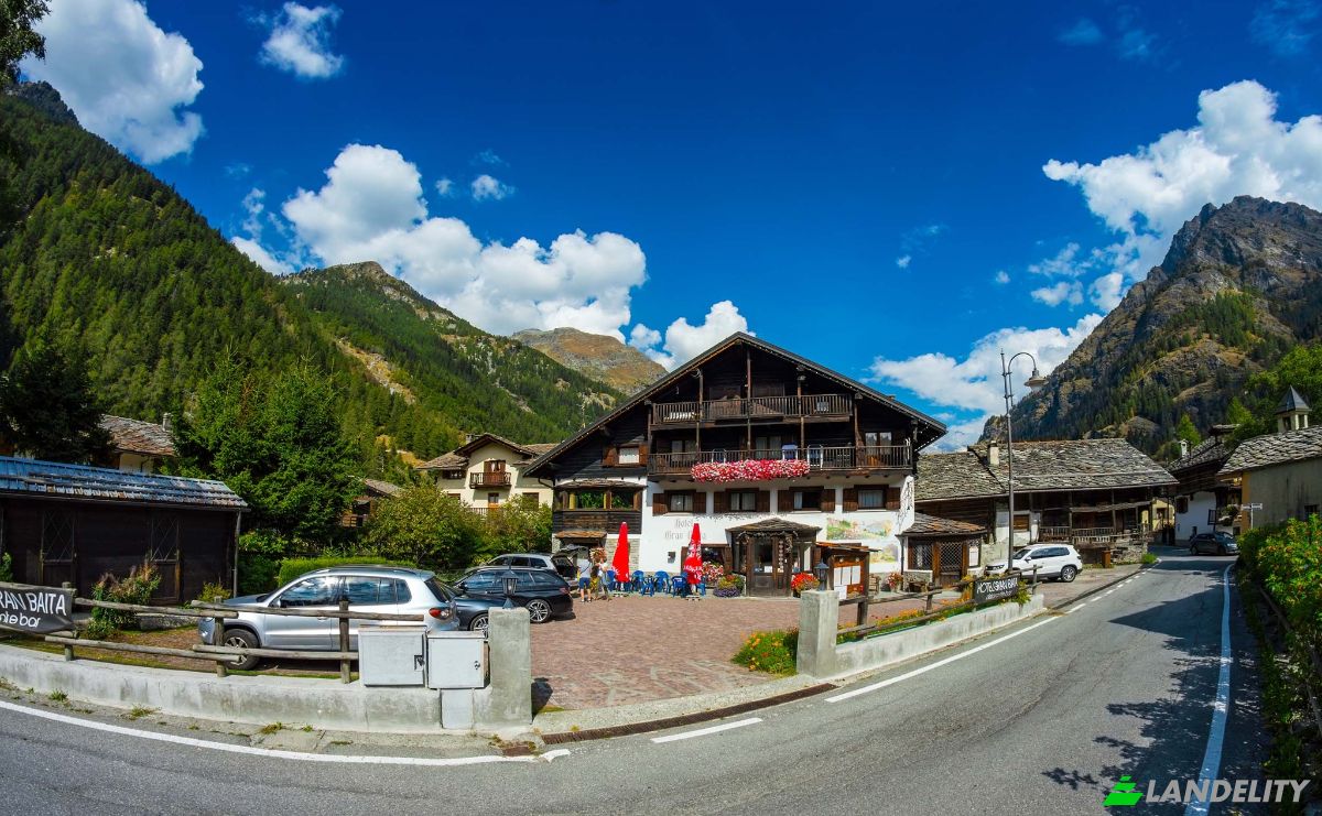 Hotel for Sale Via Greschmatto Weg, 11025 Gressoney-Saint-Jean AO, Gressoney-Saint-Jean, Aosta Valley, Italy. Photo 1