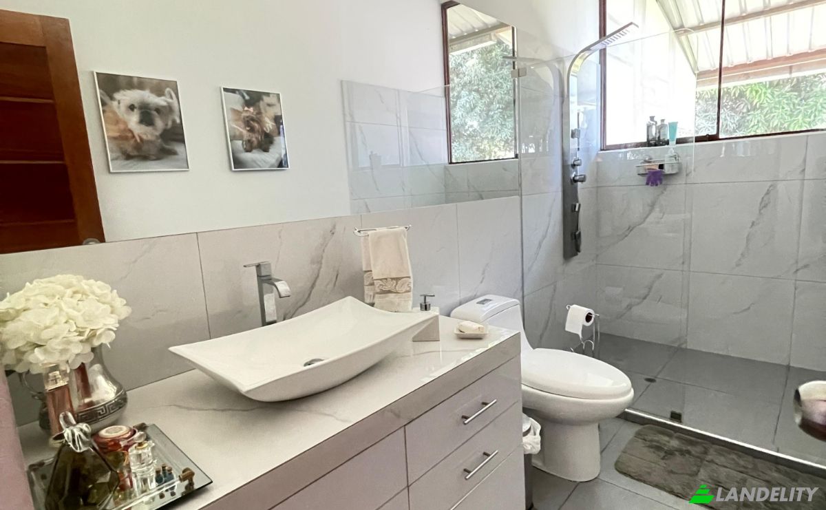 Single Family Home for Sale Jr Los Girasoles, Tarapoto 22200, Tarapoto, San Martin, Peru. Photo 4