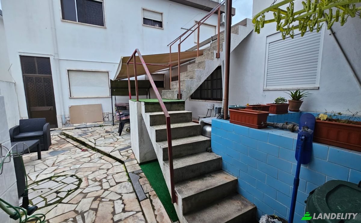 Villa for Sale R Condessa de Murca 7, 2330-107 Entroncamento, Entroncamento, Santarem District, Portugal. Photo 5