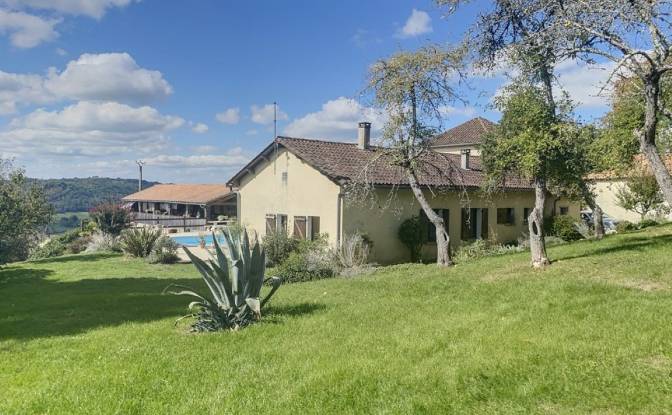 Villa for Sale - Grun-Bordas, France