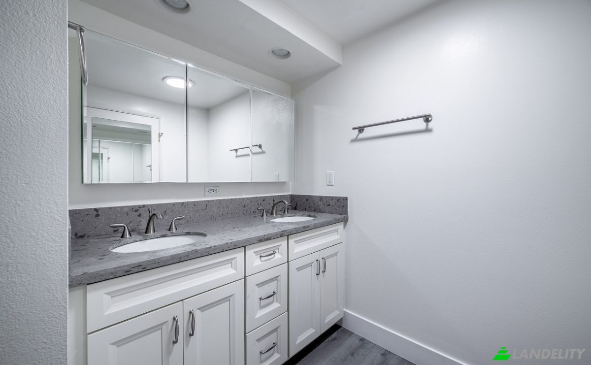 Condo for Sale 13220 Admiral Ave, Marina Del Rey, CA 90292, USA, Los Angeles, Los Angeles County, California, United States. Photo 16