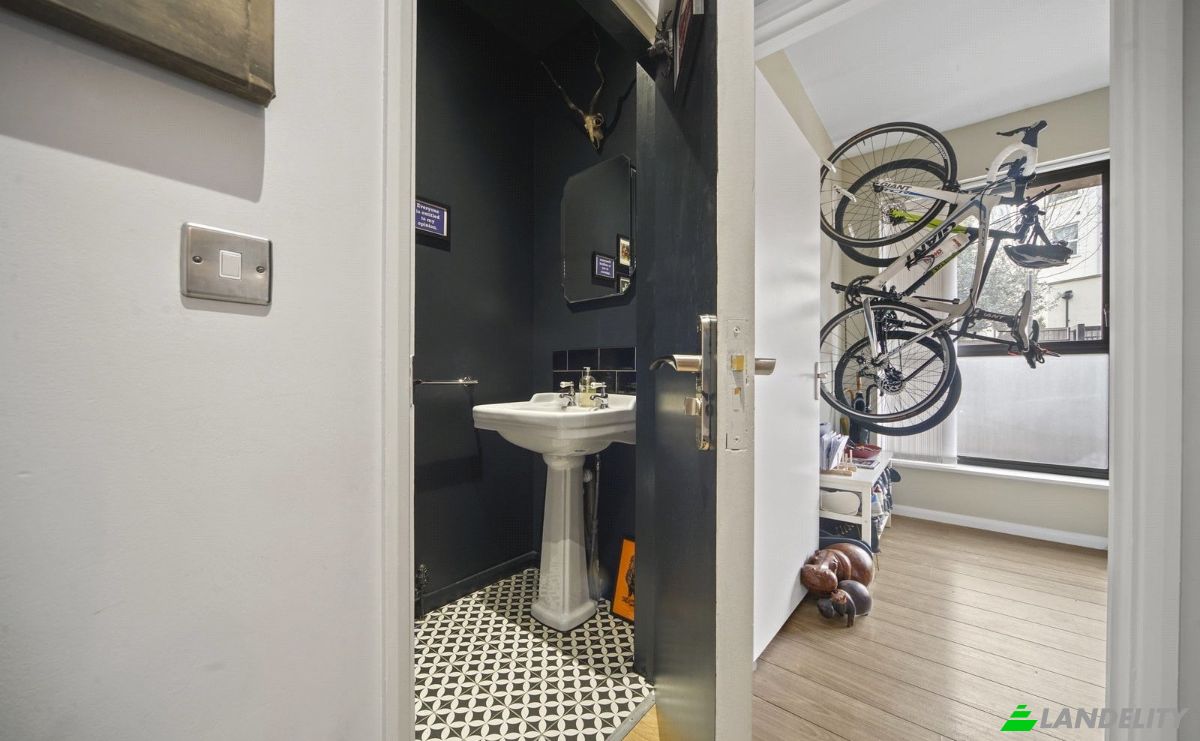 Apartment for Rent R Arco do Carvalhao 38, 1070-009 Lisboa, Lisbon, Portugal. Photo 10