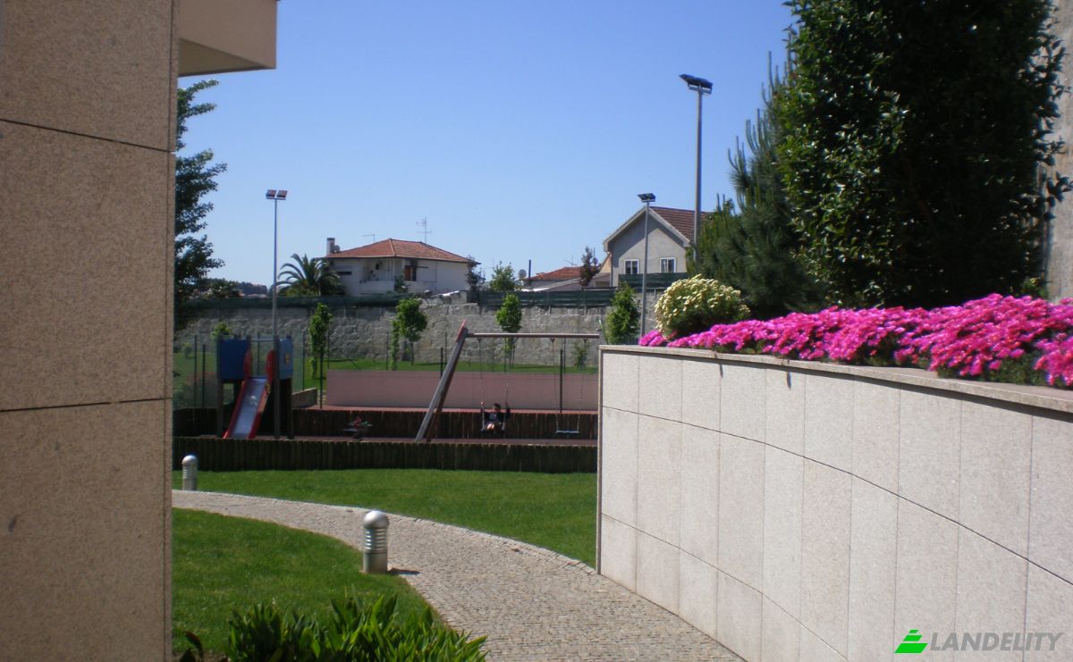 Apartment for Sale R do Aleixo 259, 4150-042 Porto, Porto, Porto District, Portugal. Photo 2