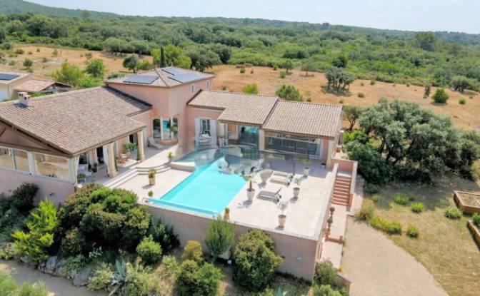 Villa for Sale - Saint-Hippolyte-de-Montaigu, France