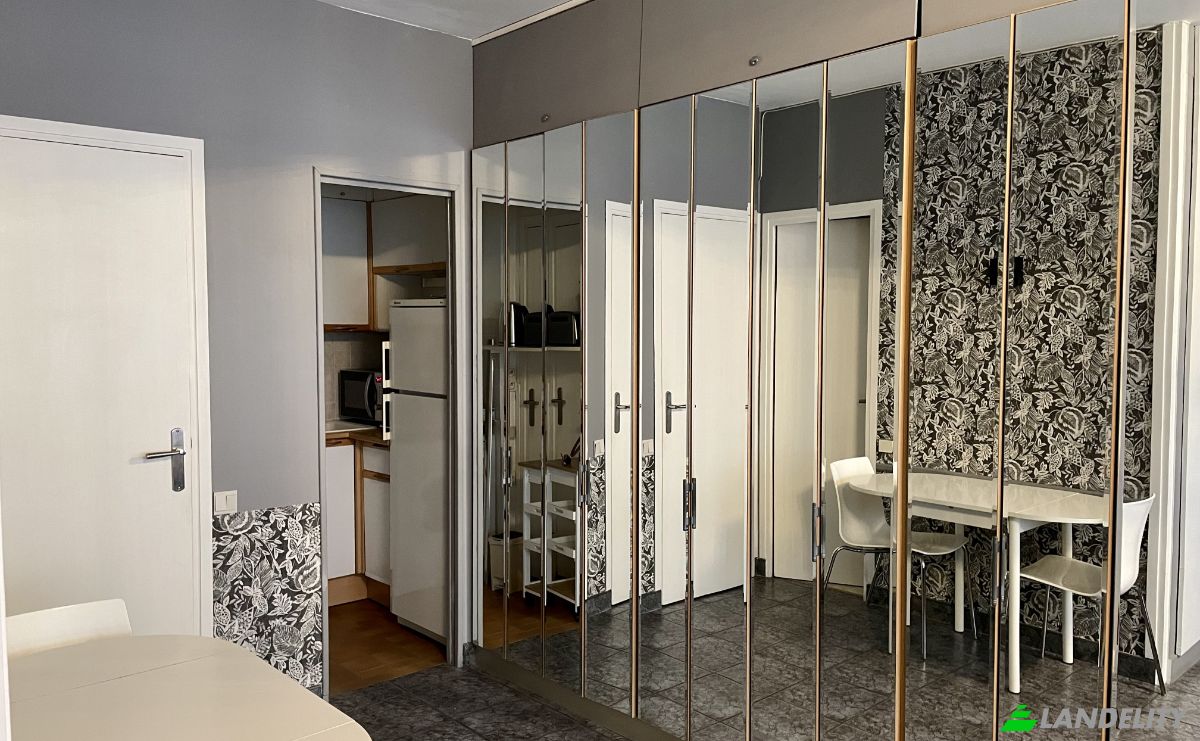 Apartment for Sale 11 Rue de Berri, 75008 Paris, Paris, Ile-de-France, France. Photo 2