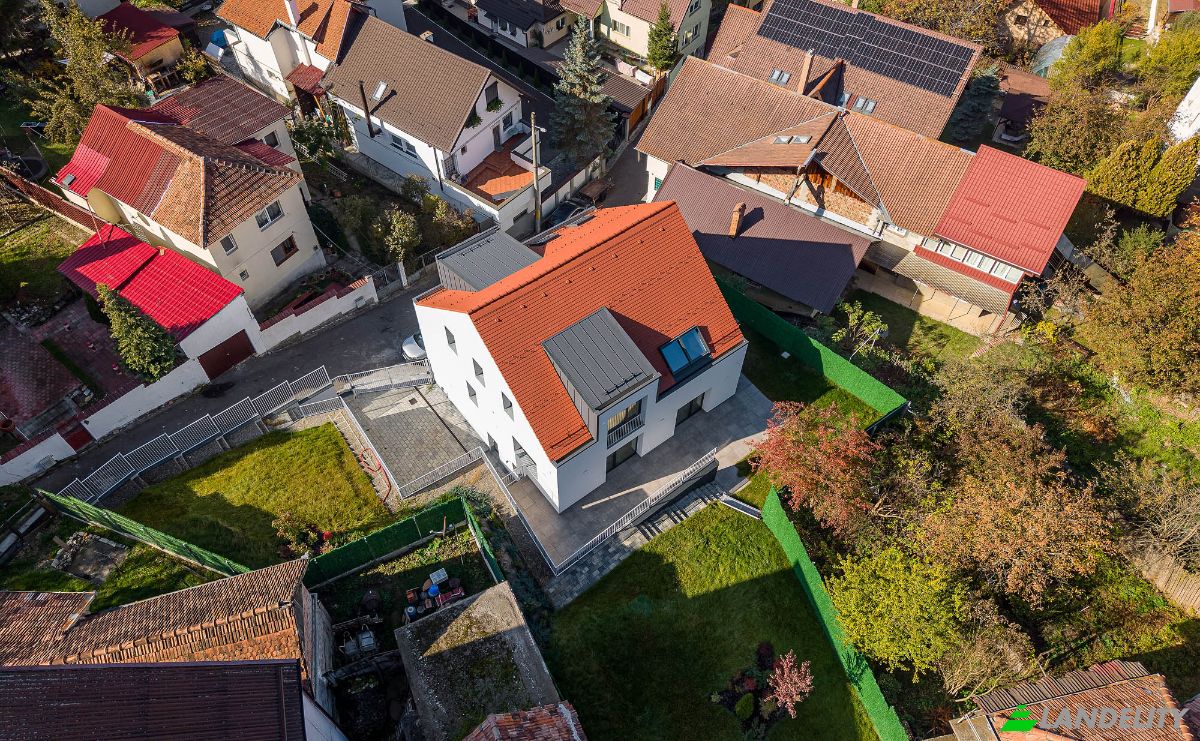 Villa for Sale Strada Costitei 10, Brasov, Romania. Photo 1