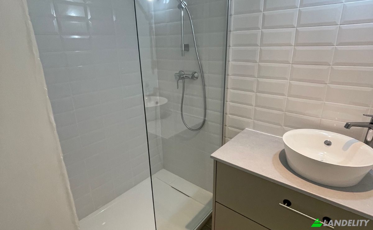 Apartment for Sale 5 Pl Xavier Marius, 83570 Cotignac, Cotignac, Var, Provence-Alpes-Cote dAzur, France. Photo 3