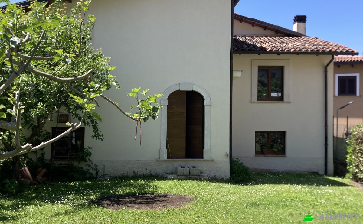 Villa for Sale Piazza Umberto I, 67010 Barete AQ, Barete, Province of LAquila, Abruzzo, Italy. Photo 1