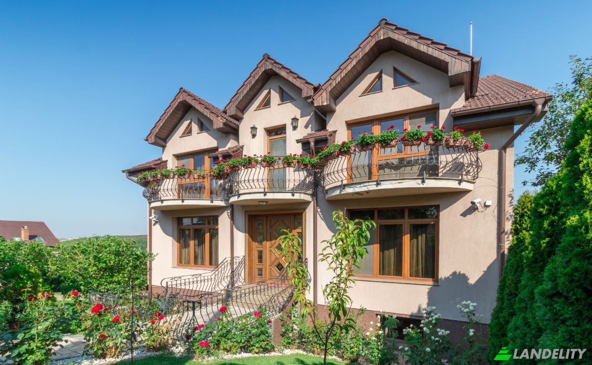 Single Family Home for Sale Strada Gheorghe Doja, Oradea, Paleu, Bihor County, Romania. Photo 1