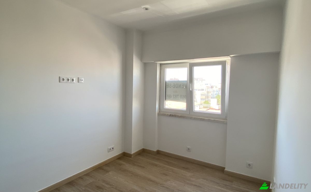 Apartment for Sale Av Dr Aresta Branco, Costa da Caparica, Almada, Setubal, Portugal. Photo 5