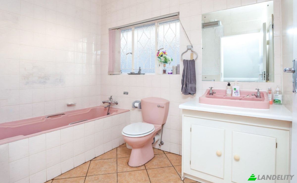 Single Family Home for Sale Swallow St, Horison, Roodepoort, City of Johannesburg Metropolitan Municipality, Gauteng, South Africa. Photo 12