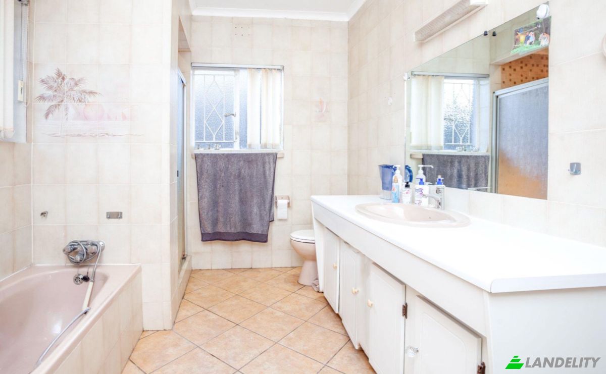 Single Family Home for Sale Swallow St, Horison, Roodepoort, City of Johannesburg Metropolitan Municipality, Gauteng, South Africa. Photo 11