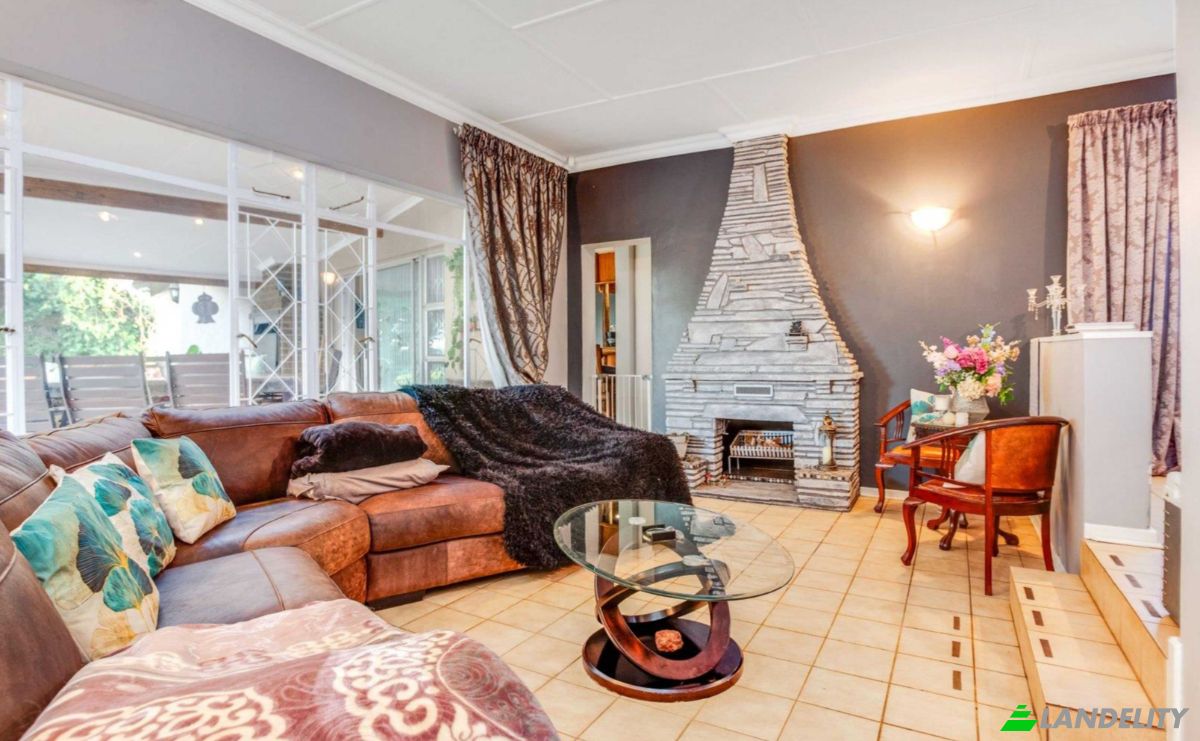 Single Family Home for Sale Swallow St, Horison, Roodepoort, City of Johannesburg Metropolitan Municipality, Gauteng, South Africa. Photo 5