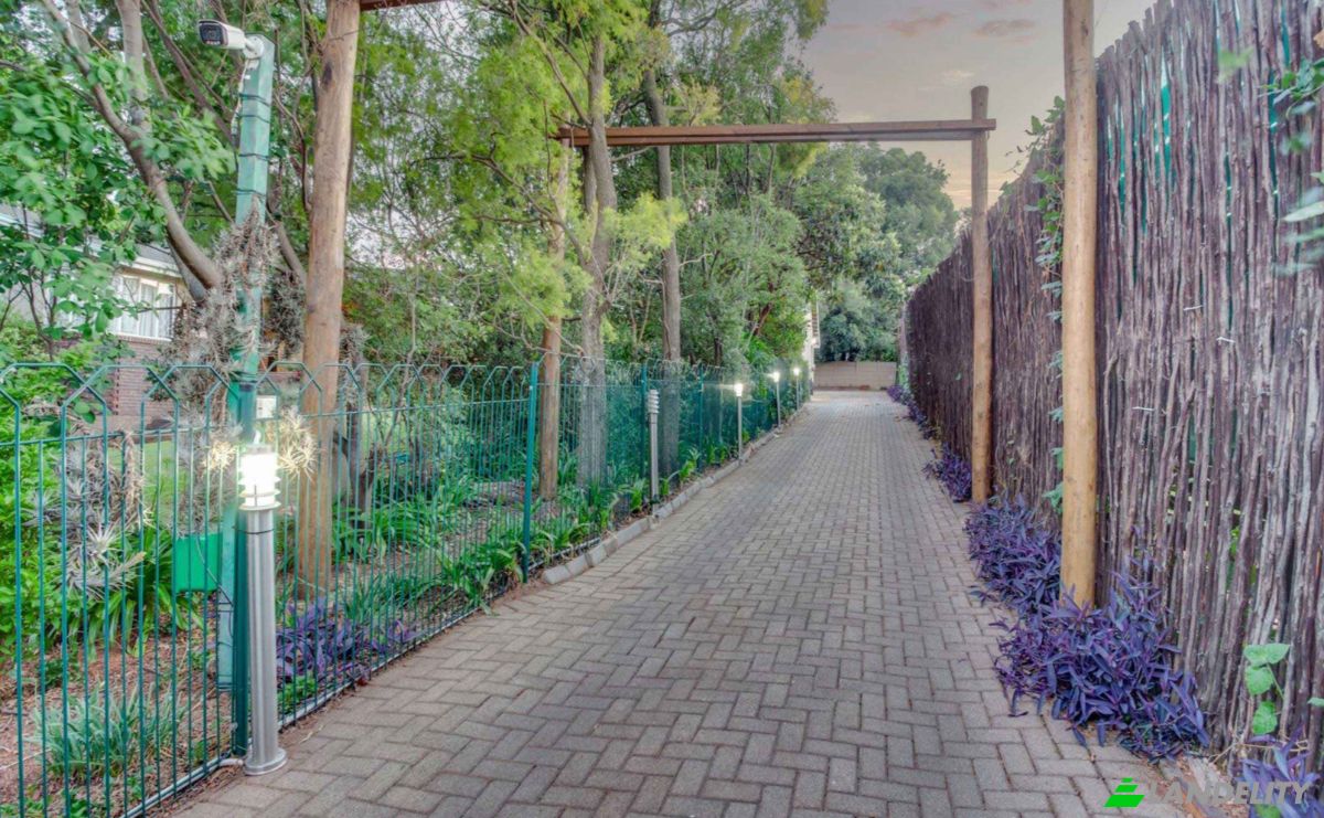 Single Family Home for Sale Swallow St, Horison, Roodepoort, City of Johannesburg Metropolitan Municipality, Gauteng, South Africa. Photo 2