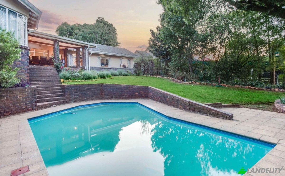 Single Family Home for Sale Swallow St, Horison, Roodepoort, City of Johannesburg Metropolitan Municipality, Gauteng, South Africa. Photo 4