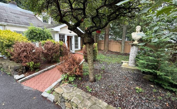 Single Family Home for Sale 445 NY-100A, Hartsdale. Photo#4 Single Family Home for Sale 445 NY-100A, Hartsdale. Photo#4