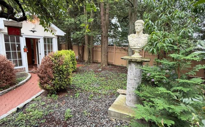 Single Family Home for Sale 445 NY-100A, Hartsdale. Photo#2 Single Family Home for Sale 445 NY-100A, Hartsdale. Photo#2