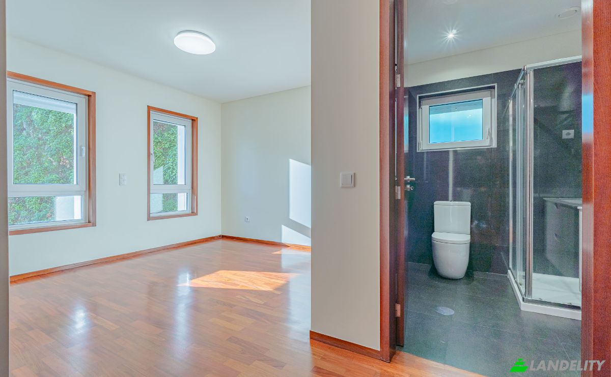 Apartment for Sale Praca das Flores 91, 4300-401 Porto, Porto, Porto District, Portugal. Photo 5