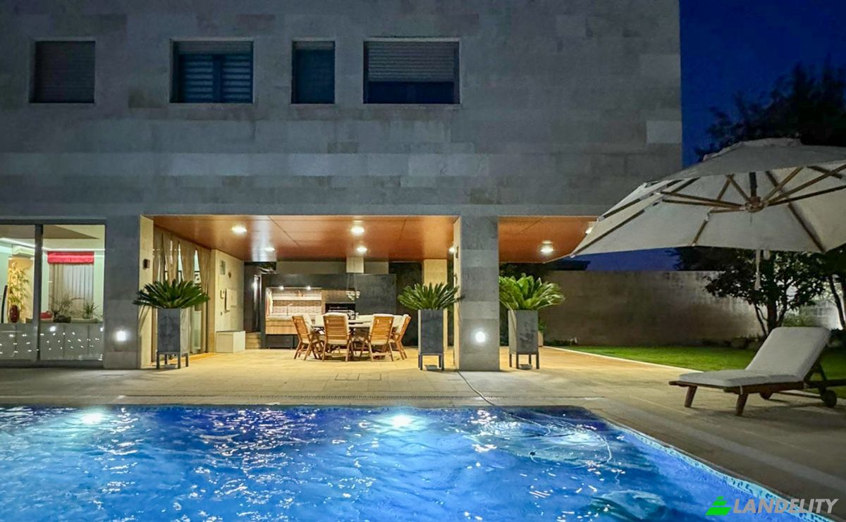 Mansion for Sale C Vicente Aleixandre, Azuqueca de Henares, Guadalajara, Castile-La Mancha, Spain. Photo 1