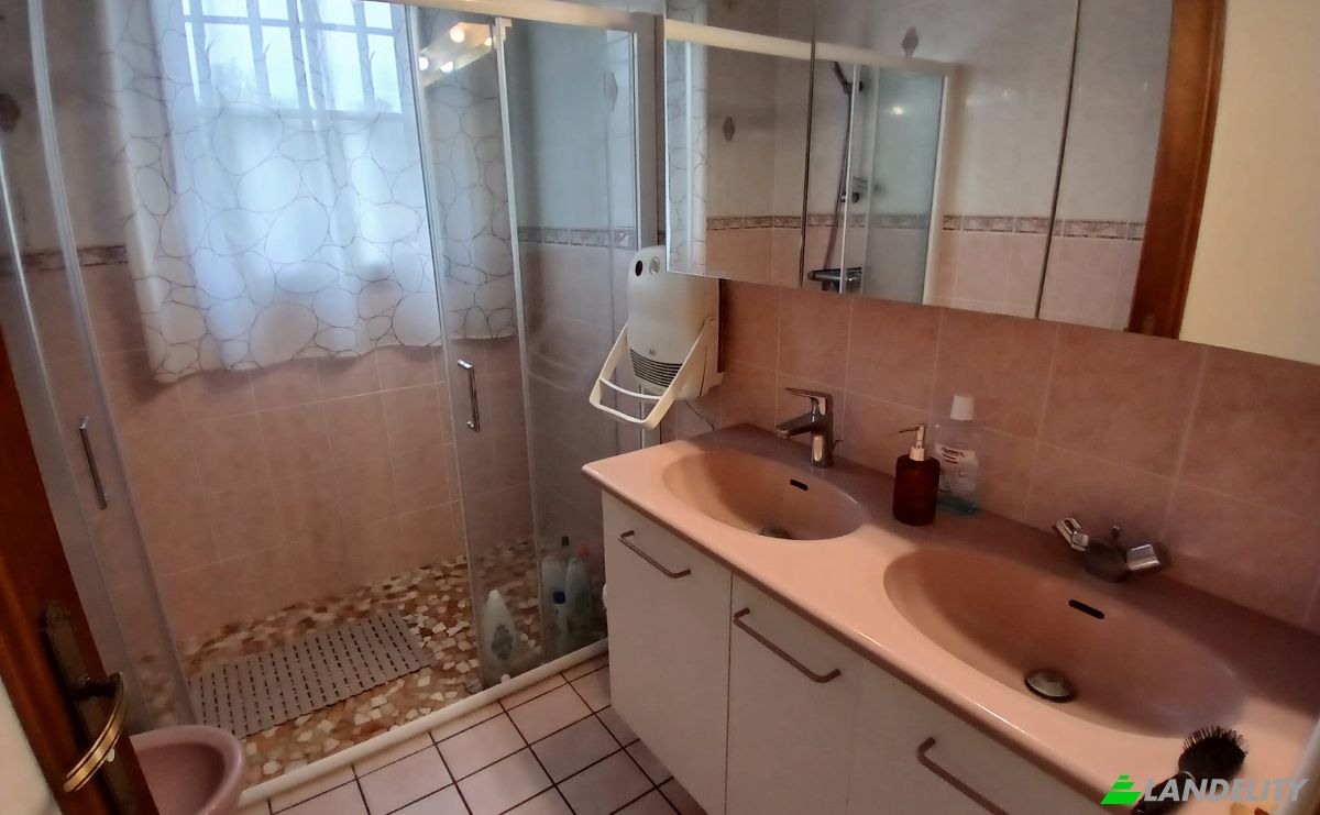 Single Family Home for Sale 14 Chem du Bousquet, 15000 Aurillac, Aurillac, Cantal, Auvergne-Rhone-Alpes, France. Photo 9