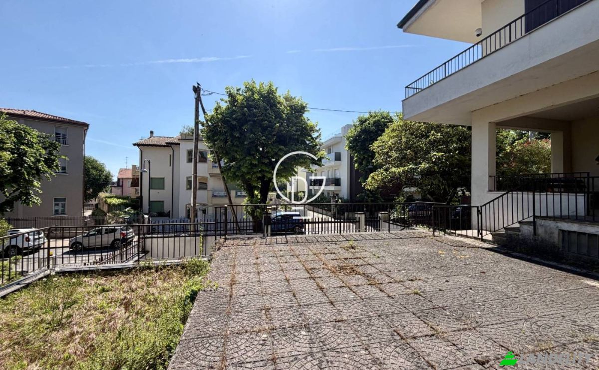 Investing/Development for Sale Via Vittorio Veneto, 25015 Desenzano del Garda BS, Desenzano del Garda, Province of Brescia, Lombardy, Italy. Photo 8