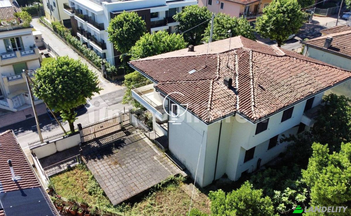 Investing/Development for Sale Via Vittorio Veneto, 25015 Desenzano del Garda BS, Desenzano del Garda, Province of Brescia, Lombardy, Italy. Photo 4