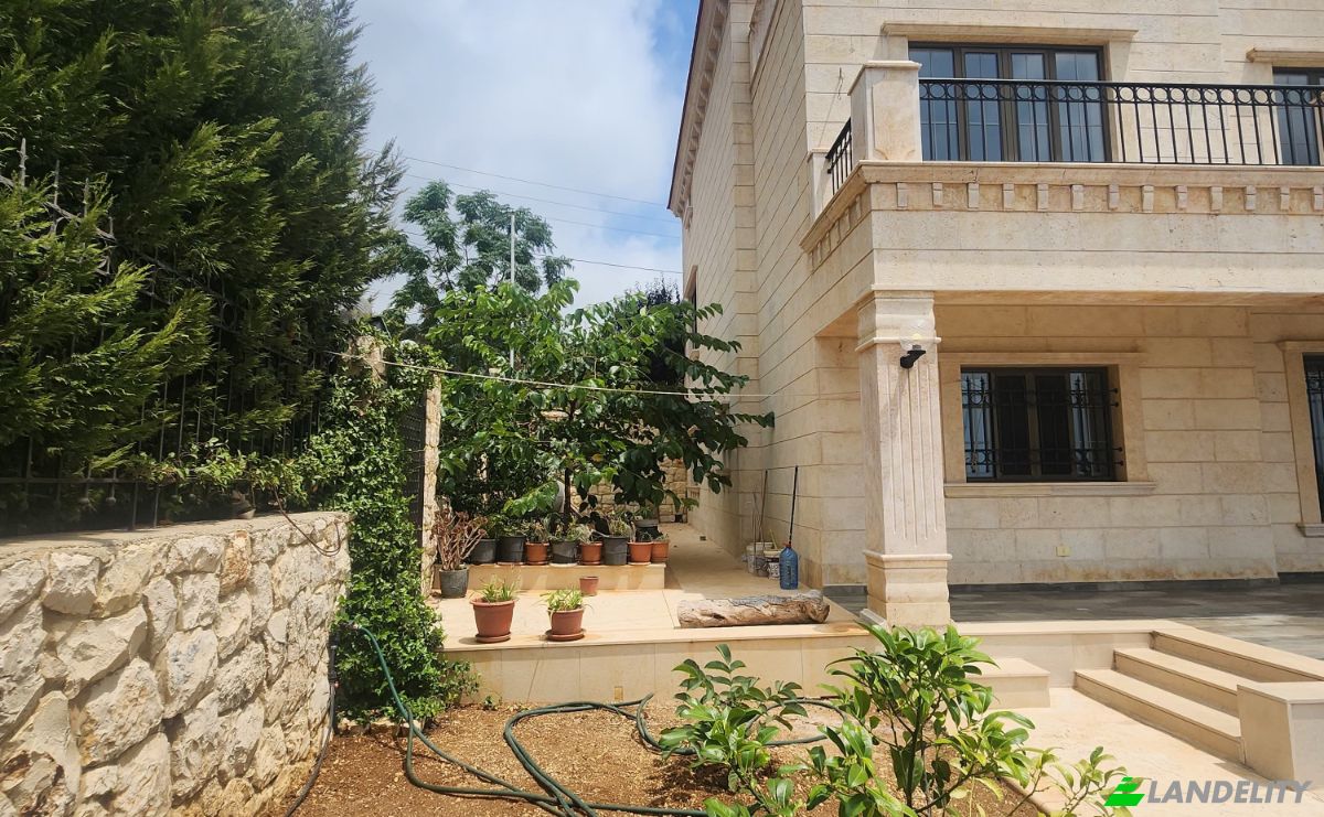 Villa for Sale Gharzouz, Jbeil, Mount Lebanon Governorate, Lebanon. Photo 4