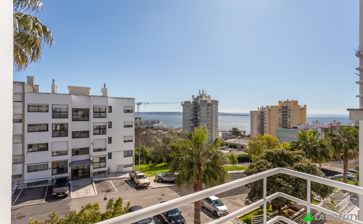 Apartment for Sale R Elisiario Carvalho 11, Paco de Arcos, Oeiras, Lisbon, Portugal. Photo 1