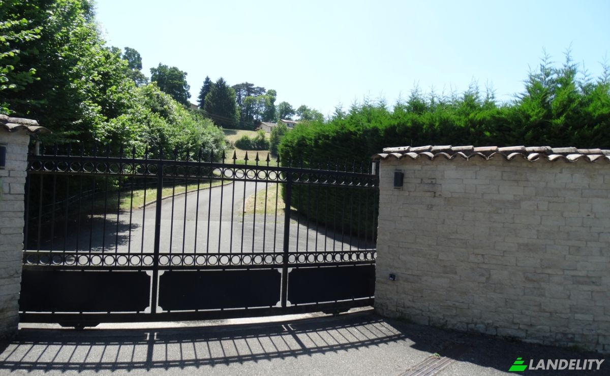 Villa for Sale 379d Chem de la Passardiere, 38200 Vienne, Vienne, Isere, Auvergne-Rhone-Alpes, France. Photo 2