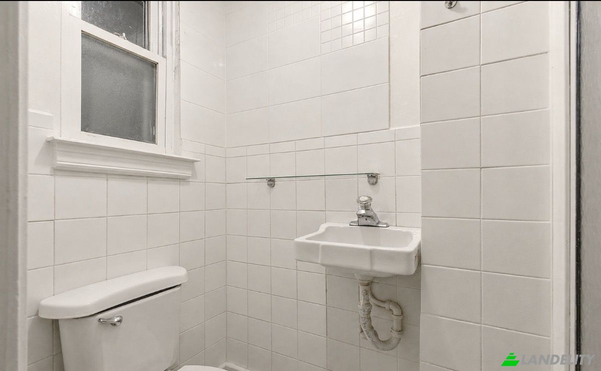 Single Family Home for Sale 3902 Bronxwood Ave, Bronx, NY 10466, USA, New York, Bronx County, United States. Photo 1